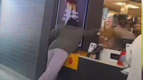 맥도날드 직원에 핫 커피 던진 마리에타 여성