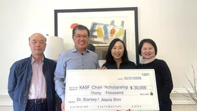 신준호 박사 부부 한미장학재단에 3만 달러 기탁