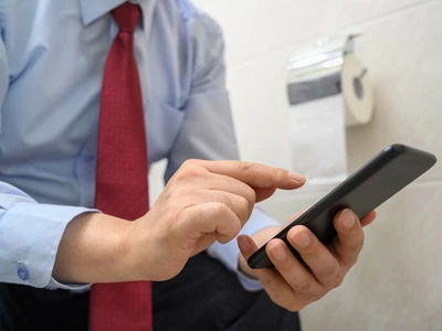 화장실서 ‘스마트폰 5분’… 치질 발병 위험 46% 증가