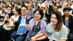 “미국서 태어나도”… 아시안 과반 “여전히 외국인 취급”