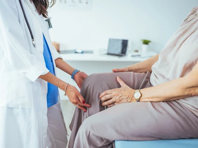 작은 충격에도 뼈가 쉽게 ‘뚝’?… 골다공증 예방 생활 습관 3가지